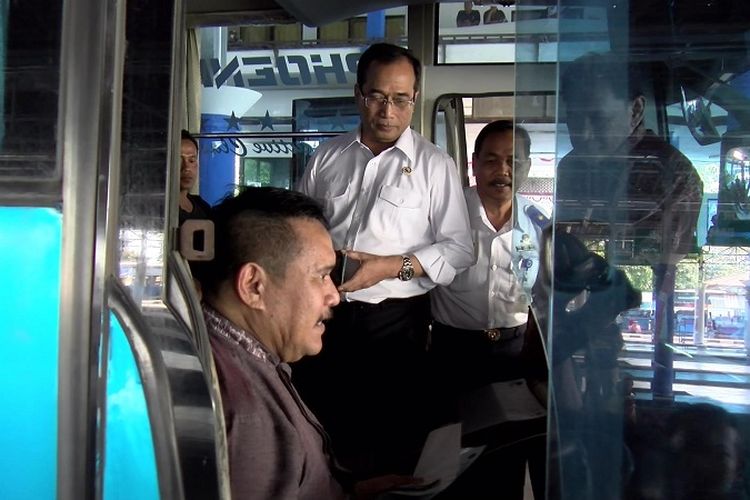 Menteri Perhubungan RI Budi Karya Sumadi memeriksa kelengkapan bus di Terminal Type A Kota Pekalongan, Jawa Tengah, Sabtu (5/8/2017).