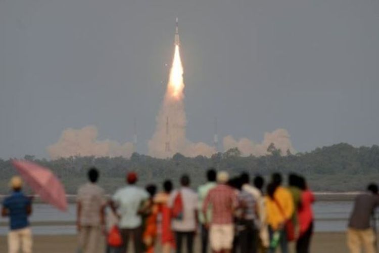 Warga menyaksikan peluncuran satelit komunikasi Lembaga Penelitian Antariksa India (ISRO) GSAT-6A pada di Sriharikota, Andhra Pradesh. (AFP/Arun Sankar)