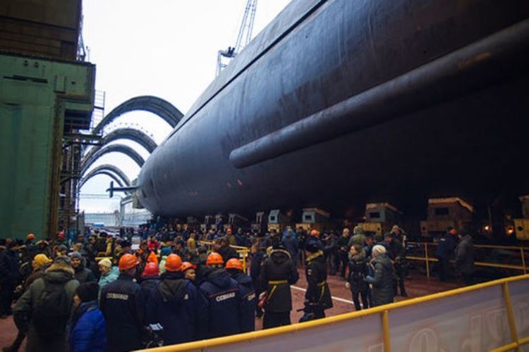 Pekerja berkumpul di sekitar kapal selam di Severodvinsk di utara Rusia.