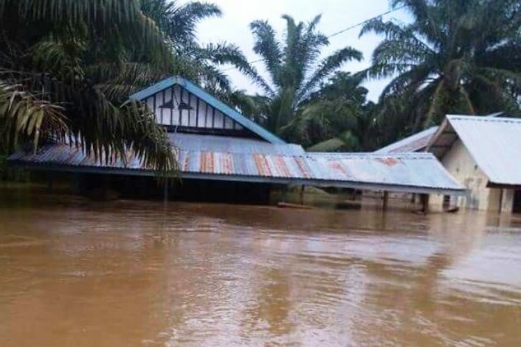 Banjir merendam rumah di Desa Cinendang, Kecamatan Gunung Meuriah, Kabupaten Aceh Singkil, Rabu (8/11/2017)