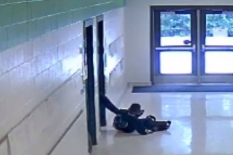 Tangkapan layar rekaman saat seorang murid diusir dan ditendang keluar dari kelas.