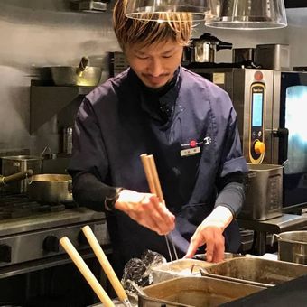 Koki kepala di Tsuta, Ryo Miyawaki, menyiapkan hidangan ramen di Tsuta yang baru.