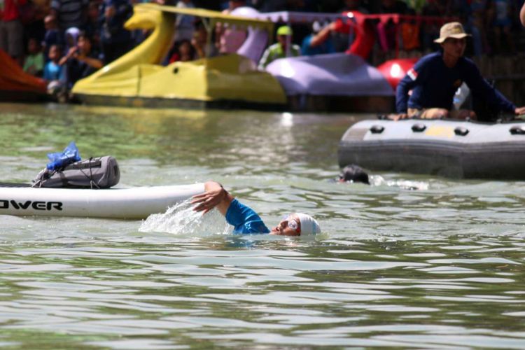 Wakil Gubernur DKI Jakarta Sandiaga Uno berenang saat adu cepat melawan Menteri Kelautan dan Perikanan Susi Pudjiastuti di Danau Sunter, Jakarta Utara, Minggu (25/02/2018). Festival tersebut diadakan untuk menjawab tantangan Menteri Kelautan dan Perikanan Susi Pudjiastuti agar Gubernur DKI Jakarta Anies Baswedan dan Sandiaga menjadikan Danau Sunter seperti di Geneva, Swiss.