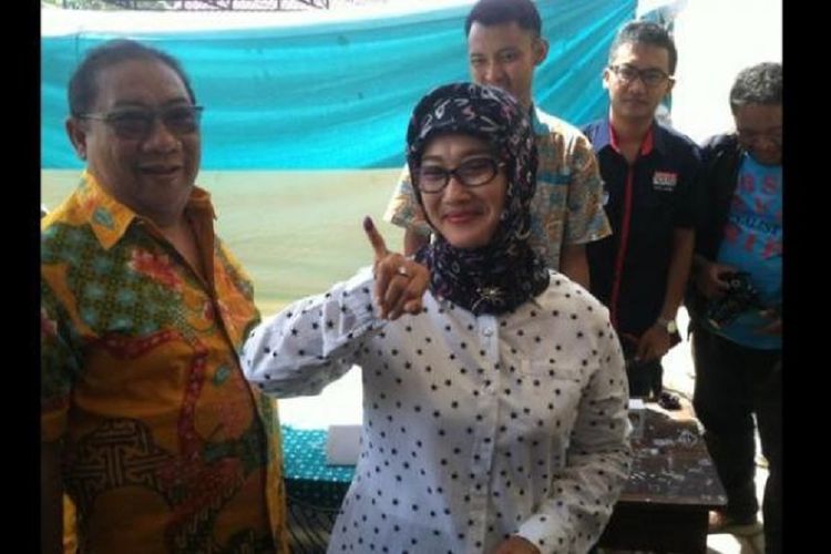Anna Sophanah saat menjadi calon Bupati Indramayu nomor urut 1 bersama suami, Irianto MS Syafiuddin. Saat itu dia tengah memperlihatkan kelingkingnya yang telah ditandai dengan tinta biru usai menggunakan hak suaranya di TPS 01 Margadadi, Keluarahan Margadadi, Kecamatan Indramayu, Rabu (9/12/2015). 