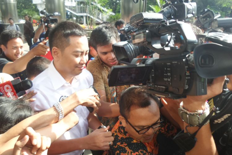 Politisi Partai Golkar Fayakhun Andriardi seusai diperiksa di Gedung KPK Jakarta, Selasa (25/4/2017).