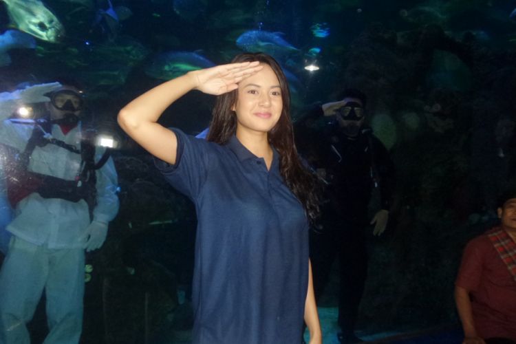 Aurelie Moeremans setelah mengibarkan bendera merah putih dalam akuarium Seaworld, Ancol, Jakarta Utara, Kamis (17/8/2017).