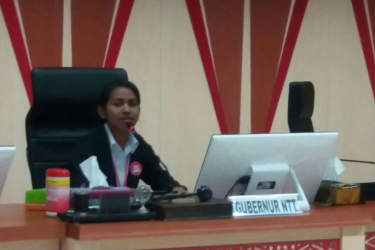 Sarah Wilhelmina Lenggu Gubernur Nusa Tenggara Timur (NTT) sehari, saat memimpin rapat di kantor Gubernur NTT, Selasa (3/10/2017).