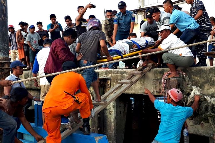 Tim SAR Basrnas Kota Tarakan, Kalimantan Utara, mengevakuasi salah satu korban kecelakaan speedboat yang menabarak pohon bakau di perairan Pulau Sadau Kota Tarakan.  Satu dari dua penumpang dilaporkan meninggal dunia  sementara satu korban lain dalam kondisi kritis. 