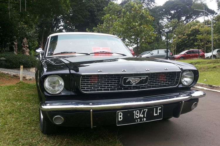 Ford Mustang lansiran 1967 milik salah seorang anggota Perhimpunan Penggemar Mobil Kuno Indonesia (PPMKI) yang hadir di Bogor, Minggu (21/1/2018). 