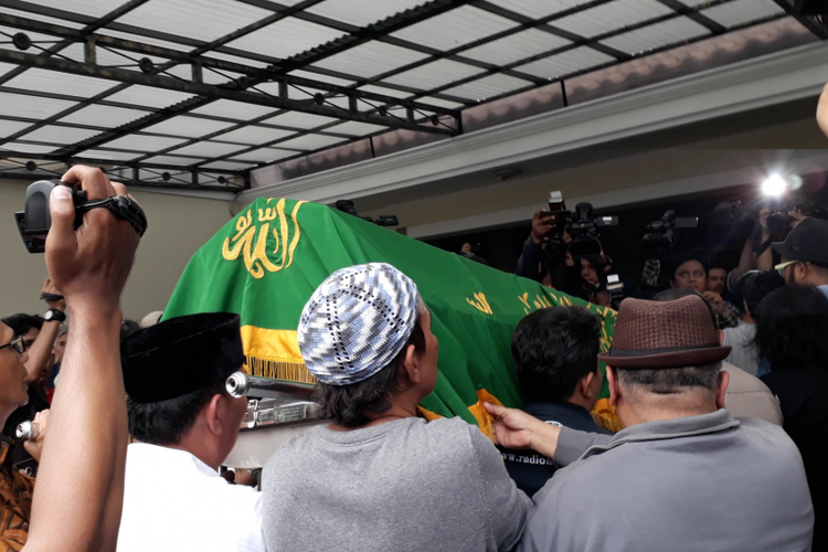 Jenazah seniman sekaligus mantan politisi Partai Demokrat Raden Mas Haryo Heroe Syswanto Ns Soerio Soebagio atau Sys NS tiba di rumah duka, di kawasan Kemang Timur, Jakarta Selatan, Selasa (23/1/2018).