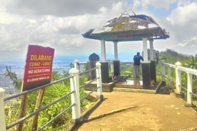 Gardu pandang di Puncak Suroloyo di Pegunungan Menoreh ini jadi tempat wisatawan menyaksikan pemandangan 4 penjuru Yogyakarta. 