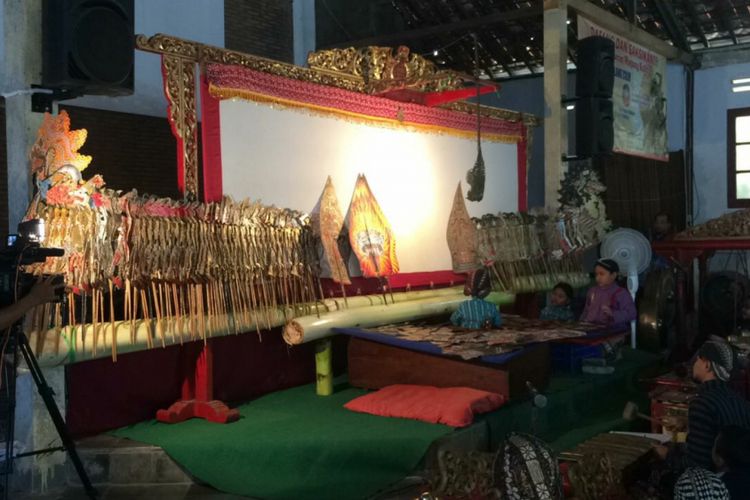 Dalang cilik, Daneswara Satya Swandaru (6), saat mendalang bersama teman-temannya.