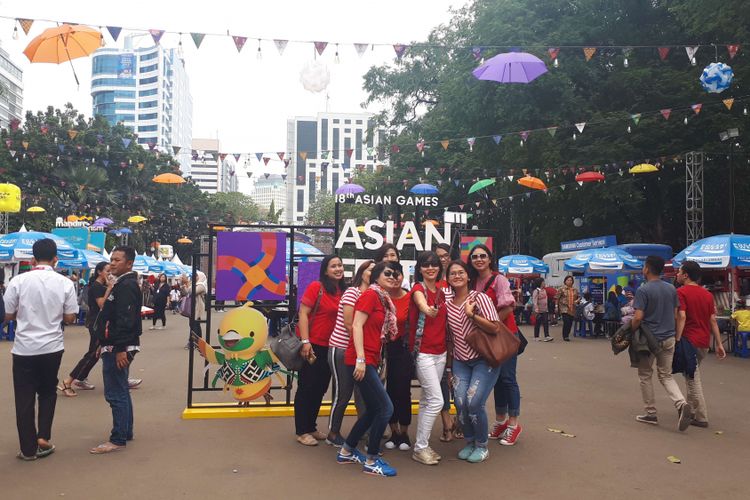 Pengunjung berfoto di Zona Bhin Bhin berada diantara Pintu 5 dan Pintu, GBK atau tepatnya di depan Asian Games Official Merchandise Super Store. Foto diambil Jumat (24/8/2018).