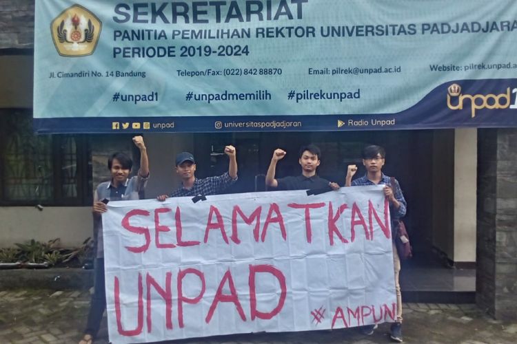 Sejumlah mahasiswa Universitas Padjadjaran  (Unpad) Bandung menggerudug Kantor Majelis Wali Amanat (MWA) di Jalan Cimandiri, Kota Bandung, Kamis (20/12/2018). Para mahasiswa yang tergabung dalam Aliansi Masyarakat Peduli Unpad  tersebut mengungkapkan kekecewaan terhadap agenda Pemilihan Rektor (Pilrek) Unpad periode 2019-2024 yang terkatung-katung.