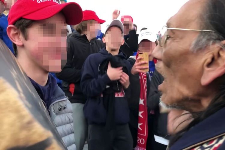 Video yang beredar di media sosial memperlihatkan pria dari Suku Indian bernama Nathan Phillips bernyanyi di depan seorang remaja bertopi Make America Great Again yang merupakan jargon Presiden Donald Trump di Washington.