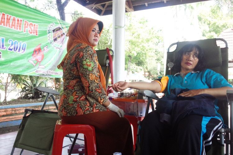 Donor darah di alun-alun Jombang Jawa Timur, Jumat (8/2/2019). Kegiatan tersebut dilaksanakan sebagai rangkaian peringatan Hari Pers Nasional (HPN) 2019 di Kabupaten Jombang, kerjasama antara Palang Merah Indonesia (PMI) dan Persatuan Wartawan Indonesia (PWI) Jombang.

