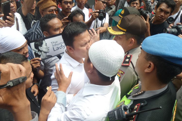Polisi berusaha menghalau massa yang ingin mendekat ke Kantor Kedutaan Besar Myanmar di Jalan H Agus Salim, Menteng, Jakarta Pusat, Sabtu (2/9/2017).