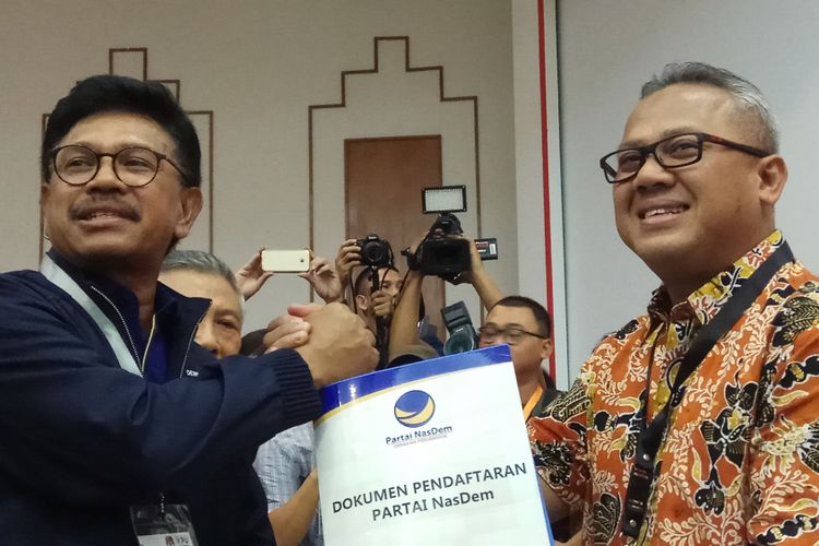 Sekretaris Jendral Partai NasDem Johnny G Plate (kiri) dan Ketua KPU RI Arief Budiman saat pendaftaran partai Nasdem sebagai calon peserta pemilihan umum (Pemilu) 2019. Jakarta, Jumat (13/10/2017).