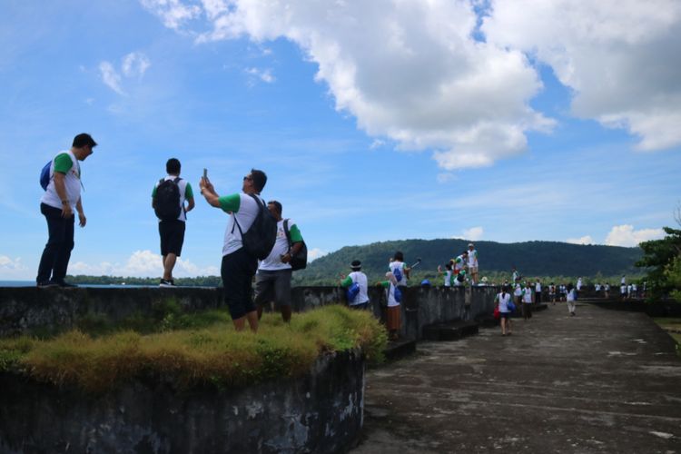  Wisatwan menikmati pemandangan Laut Banda, dari atas Benteng Duurstede, yang ada di Pulau Saparua, Maluku Utara, Rabu (12/11/2017). Benteng tersebut merupakan salah satu peninggalan zaman kolonial ter megah di Maluku.