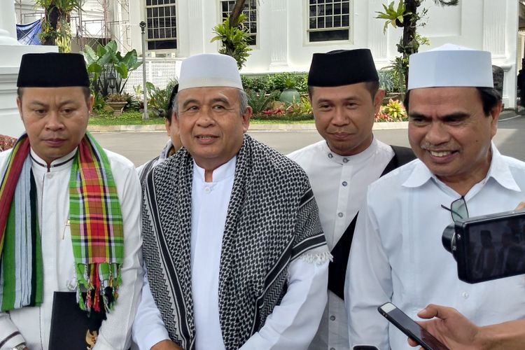 Wakil Ketua MUI Kalsel Hafiz Anshary bersama para ulama Kalsel memberikan keterangan kepada wartawan usai bertemu Presiden Joko Widodo di Istana Merdeka, Jakarta, Selasa (13/3/2018) siang. 