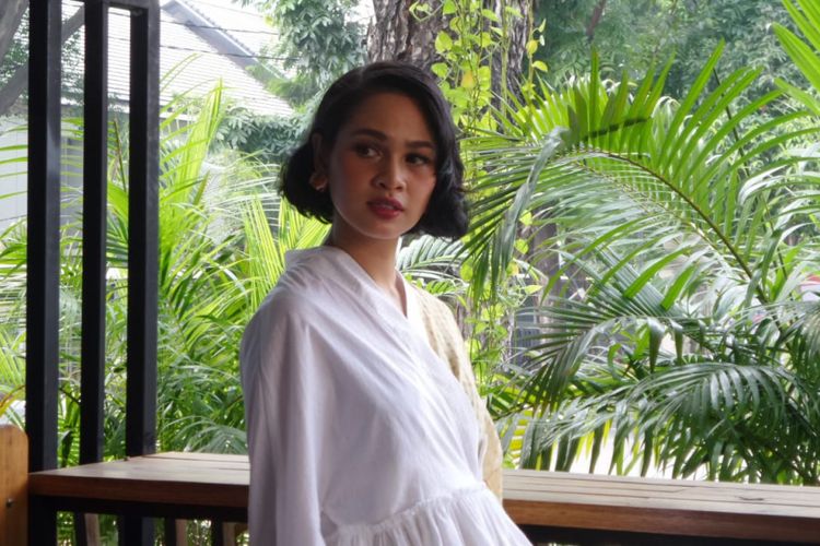 Andien Aisyah berpose di The Hook, Senopati, Jakarta Selatan, Selasa (3/7/2018). Andien akan menjadi penampil dalam pertunjukan musik Argo Muria Festival yang digagas oleh PT KAI.