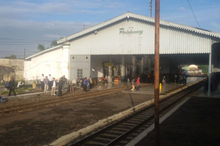 Para penumpang KA Argo Parahyangan memilih keluar kereta saat tertahan akibat kereta perawatan yang anjlok antara Stasiun Cilame-Padalarang. 