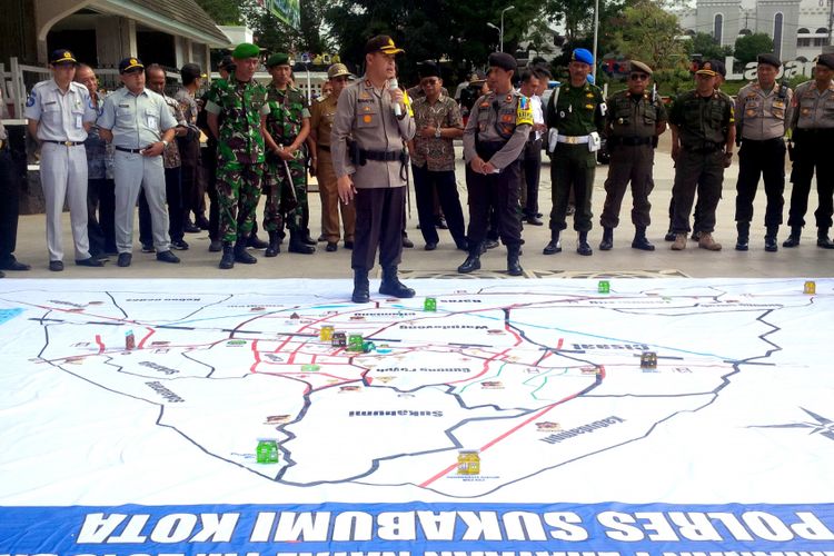 Kapolres Sukabumi Kota AKBP Susatyo Purnomo Condro memaparkan lokasi-lokasi yang mendapatkan pengamanan di Sukabumi, Jawa Barat, Kamis (20/12/2018).