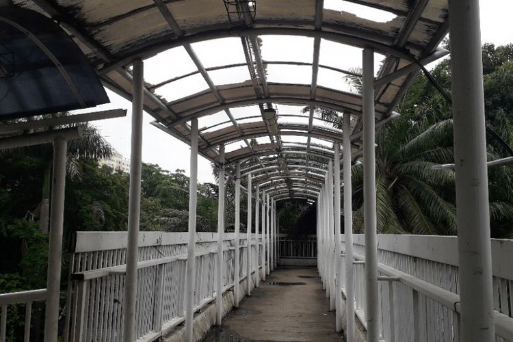 Atap JPO Halte Jembatan Tiga, Penjaringan, Jakarta Utara tampak bolong, Senin (28/1/2019).