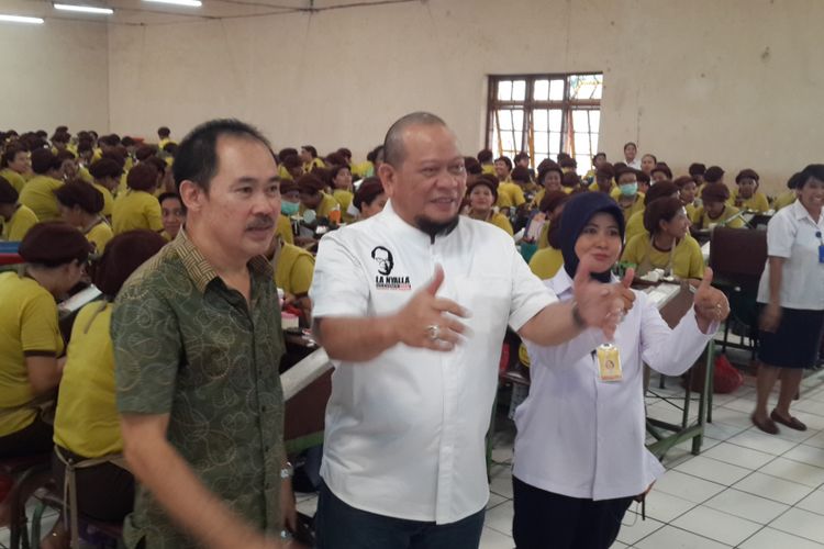 Ketua Kamar Dagang dan Industri (Kadin) Jawa Timur, La Nyalla Mahmud Mattalitti saat mengunjungi Pabrik Rokok Gandum, Kota Malang, Kamis (28/2/2019)