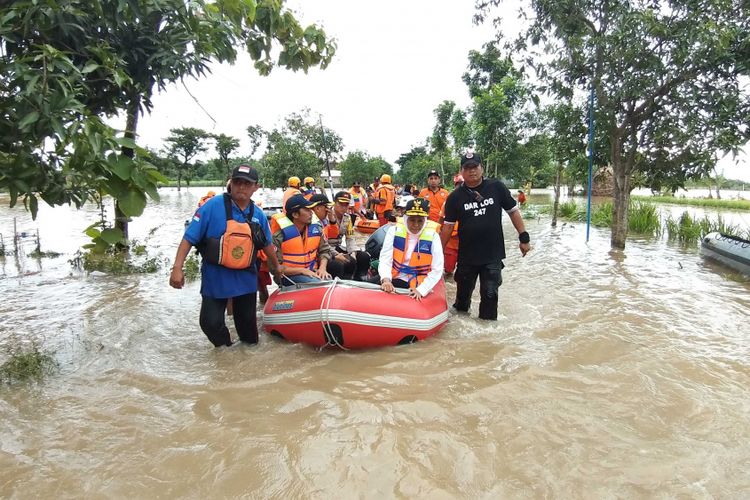 Gubernur Jawa Timur, Khofifah Indar Parawansa bersama Bupati Madiun, Ahmad Dawami dan Forpimda meninjau lokasi terdampak banjir bandang di Balerejo, Kabupaten Madiun, Jatim, Kamis ( 7/3 /2019) 