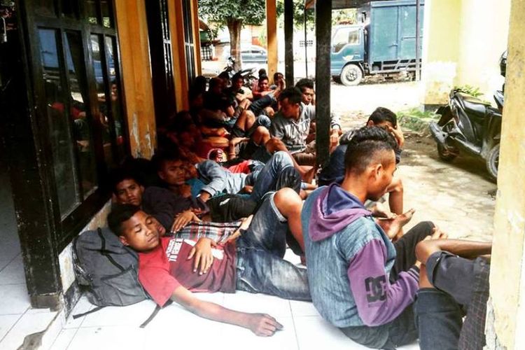 Puluhan warga asal NTT saat ditampung di Kantor Dinas Sosial Kabupaten Bima, Kamis (13/7/2017)