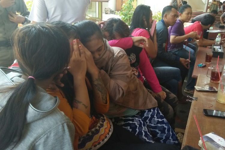 sejumlah penghuni kos yang terjaring razia diperiksa di Mapolres Grobogan, Jawa Tengah, Selasa (19/9/2017).