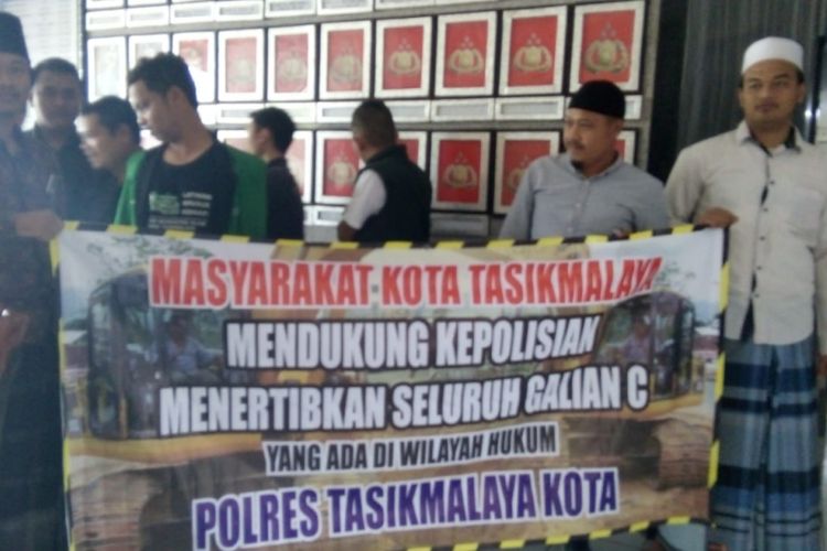 Warga Kota Tasikmalaya mendatangi Mako Polres Taskmalaya Kota untuk mendukung dan meminta kepolisian tertibkan galian C ilegal, Rabu (23/1/2019).
