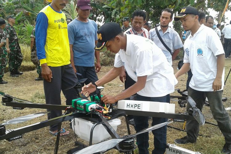 Drone pertanian karya Temanggung Aeromodeling Club (TMGAC) saat diuji coba di lahan persawahan Desa Plumbungan, Kecamatan Karangmalang, Sragen, Jawa Tengah, Rabu (24/1/2018).