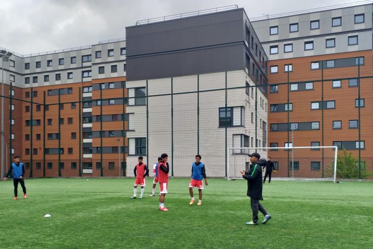 Pelatih timnas U-19 Indonesia, Fakhri Husaini, memimpin latihan tim Garuda Select di kawasan Universitas Aston, Birmingham, Inggris, dalam rangka persiapan menghadapi Leicester U-16 pada Senin (6/5/2019).