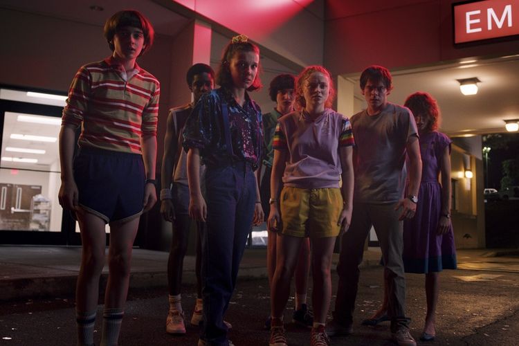 Eleven dan teman-temannya tampil dengan gaya 80an yang penuh warna di Stranger Things 3.