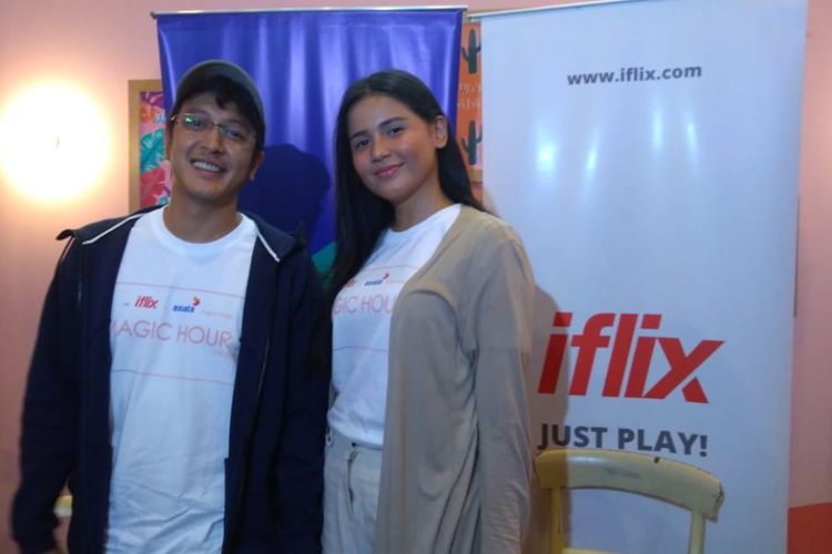 Artis peran Dimas Anggara dan Yunita Siregar saat mempromosikan Magic Hour The Series 2 di Bandung, Sabtu (22/12/2018). 