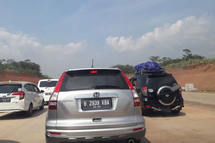 Antrean kendaraan jelang pintu keluar Grinsing di ruas Tol Batang-Semarang, Selasa (12/6/2018).