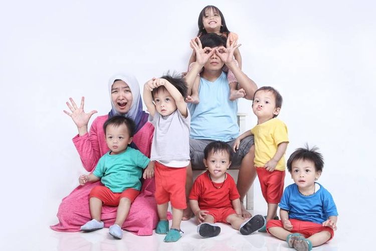 Keluarga Habibe Ahmad Akbar dan Lely Solihati dengan keenam anaknya.
