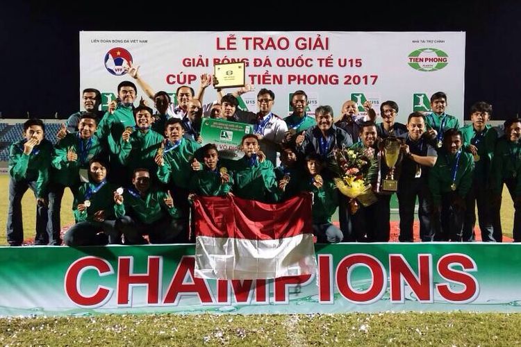Skuad timnas U-16 asuhan Fakhri Husaini merayakan gelar juara turnamen di Vietnam, Minggu (18/6/2017).