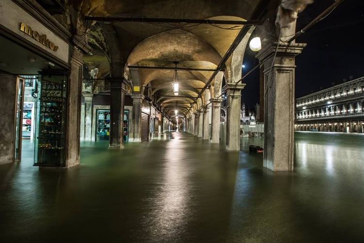 Keindahan sudut Kota Venesia pada malam hari, meski kondisi banjir.