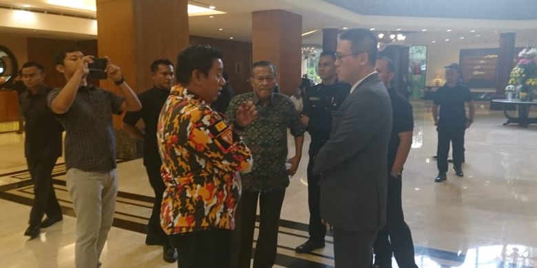 Pengurus DPP MKGR meminta manajemen Hotel Sultan menghentikan acara yang mengatasnamakan ormas pendiri Partai Golkar tersebut.