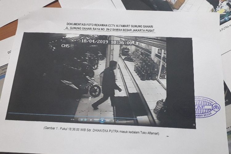 Tangkapan layar rekaman CCTV ketika DHP mendatangi sebuah minimarket untuk membeli cairan pembersih lantai, Kamis (18/4/2019).