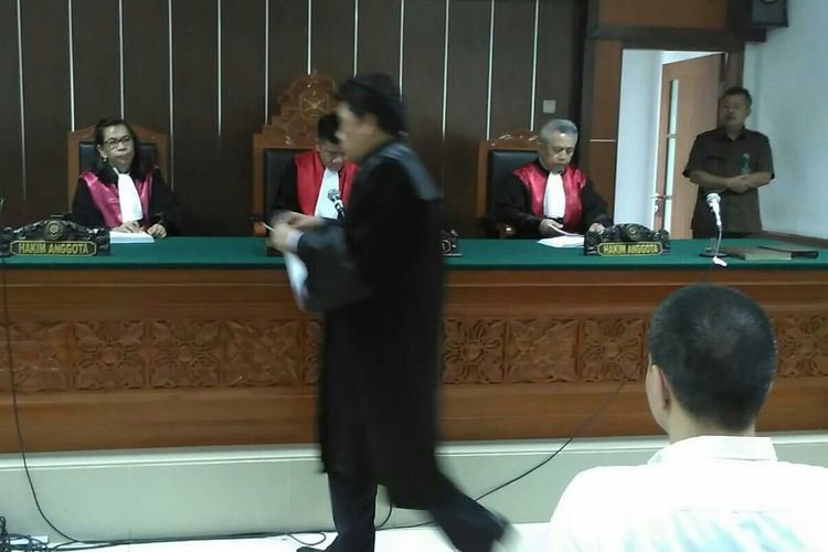 Artis sinetron Steve Emmanuel menjalani sidang lanjutan dugaan kasus narkoba di Pengadilan Negeri Jakarta Barat, Slipi, Kamis (11/4/2019).