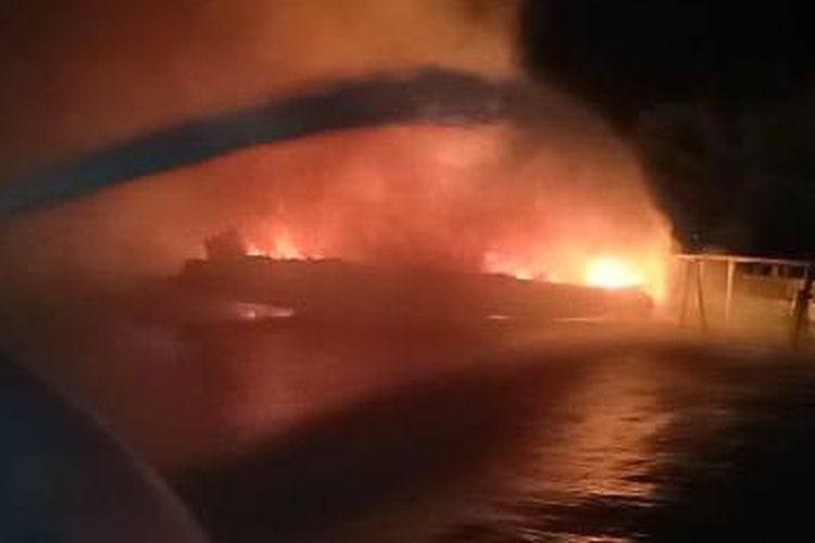 Dua unit kapal nelayan terbakar di perairan Pulau Gosong Pandan, Kepulauan Seribu, Kamis (16/5/2019).
