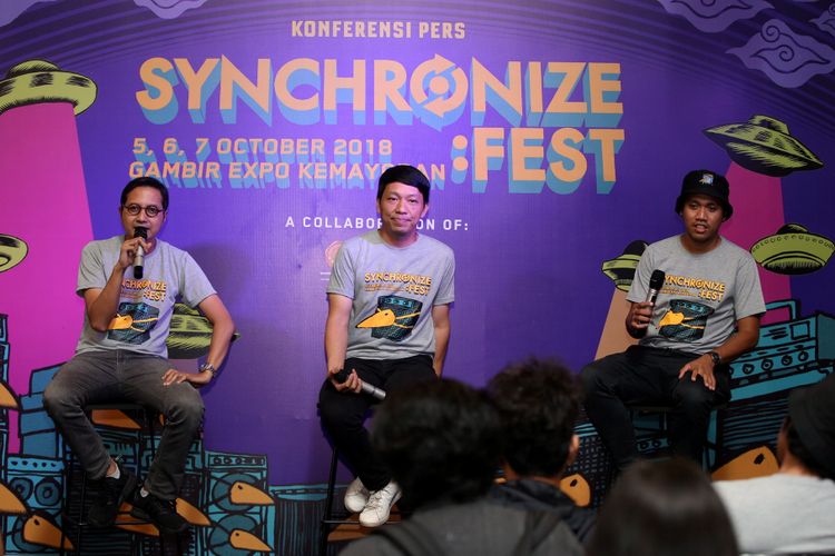 M Riza, Technical Festival Director Synchronize Festival (kiri), David Karto, Festival Director Synchronize Festival (tengah), dan Kiki  Aulia, Program Director Synchronize Festival saat konfrensi pers Syncronize Festival di Jakarta, Rabu (28/3/2018). Gelaran musik Synchronize Festival akan diselenggarakan 5-7 Oktober 2018 mendatang di JI Expo Kemayoran.