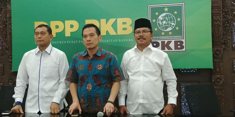 Bakal pasangan calon gubernur dan wakil gubernur Sumatera Utara, JR Saragih-Ance Selian bersama Ketua Desk Pemilu PKB Daniel Johan di DPP PKB, Jakarta, Senin (8/1/2018).