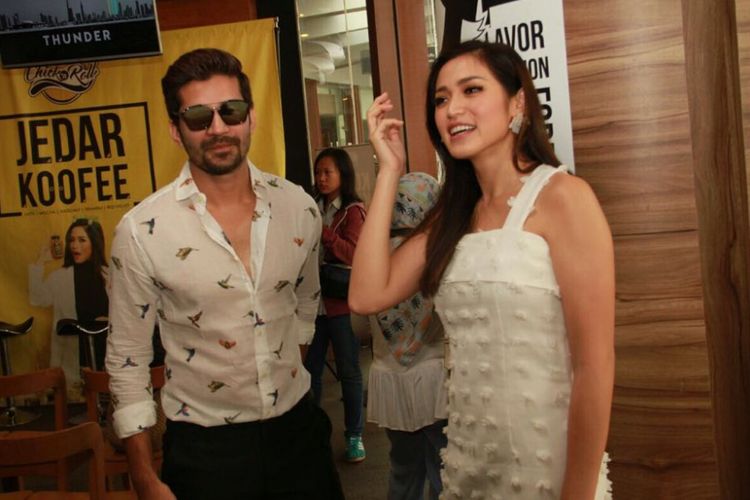 Jessica Iskandar tampak bersama pria India yang sedang dekat dengannya, Vishal Singh, dalam jumpa pers peluncuran Jedar Kofee di Lippo Mall Kemang, Jakarta Selatan, Sabtu (29/7/2017).