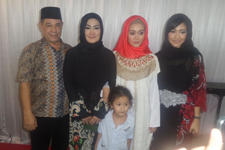Keluarga Julia Perez sesu tahlilan 40 hari meninggalnya Julia Perez di Raffles Hills, Cibubur, Jakarta Timur, Rabu (19/7/2017) malam.