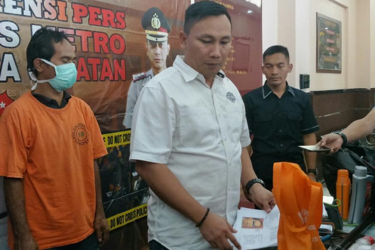 Kasat Reskrim Polres Metro Jakarta Selatan AKBP Stefanus Tamuntuan merilis kasus oli palsu di Mapolres Metro Jakarta Selatan, Selasa (21/8/2018).